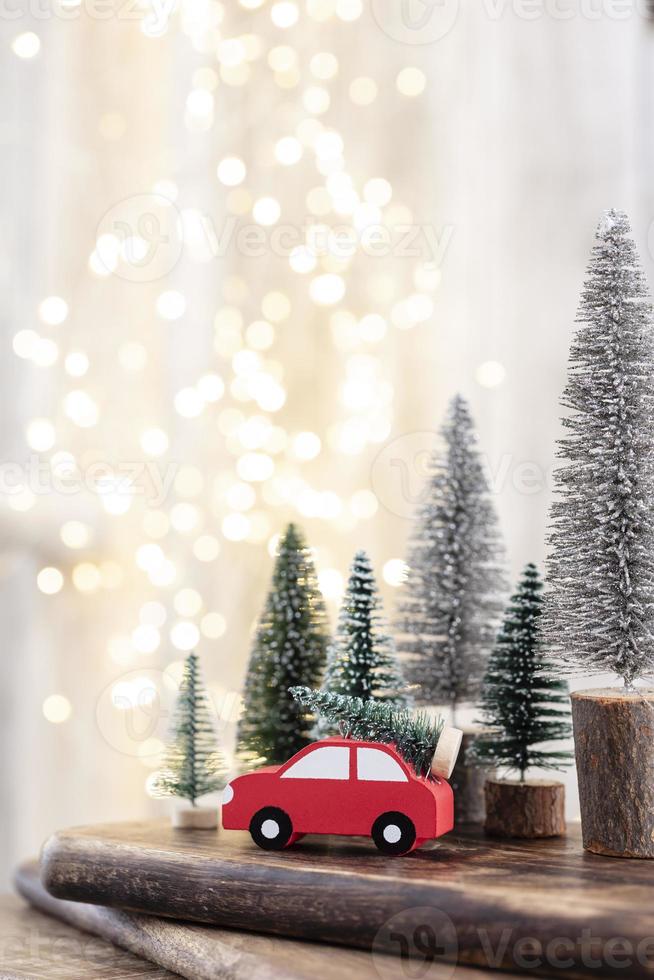 julgran på bohek trä, bokeh bakgrund. foto