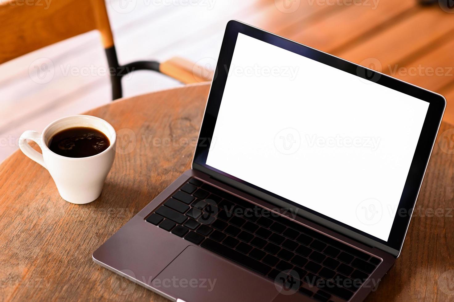 mockup tom skärm laptop med kaffe på bordet, taget ovanifrån. foto