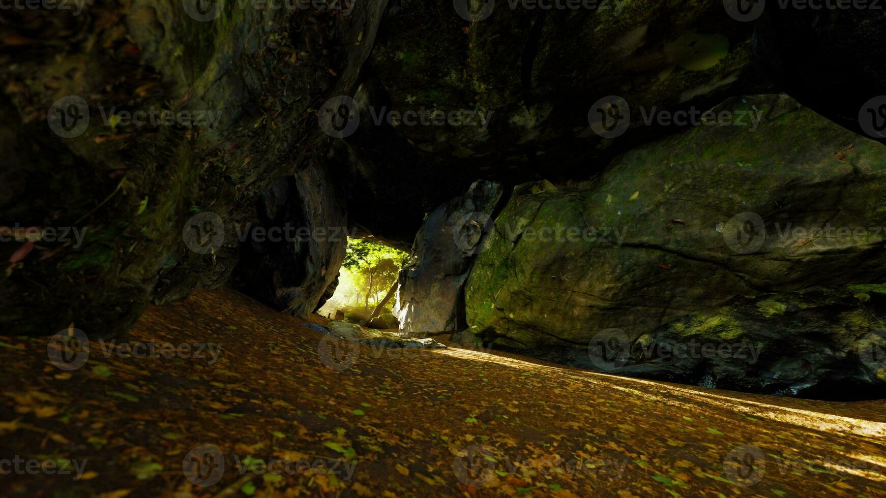 solljus i grottan foto