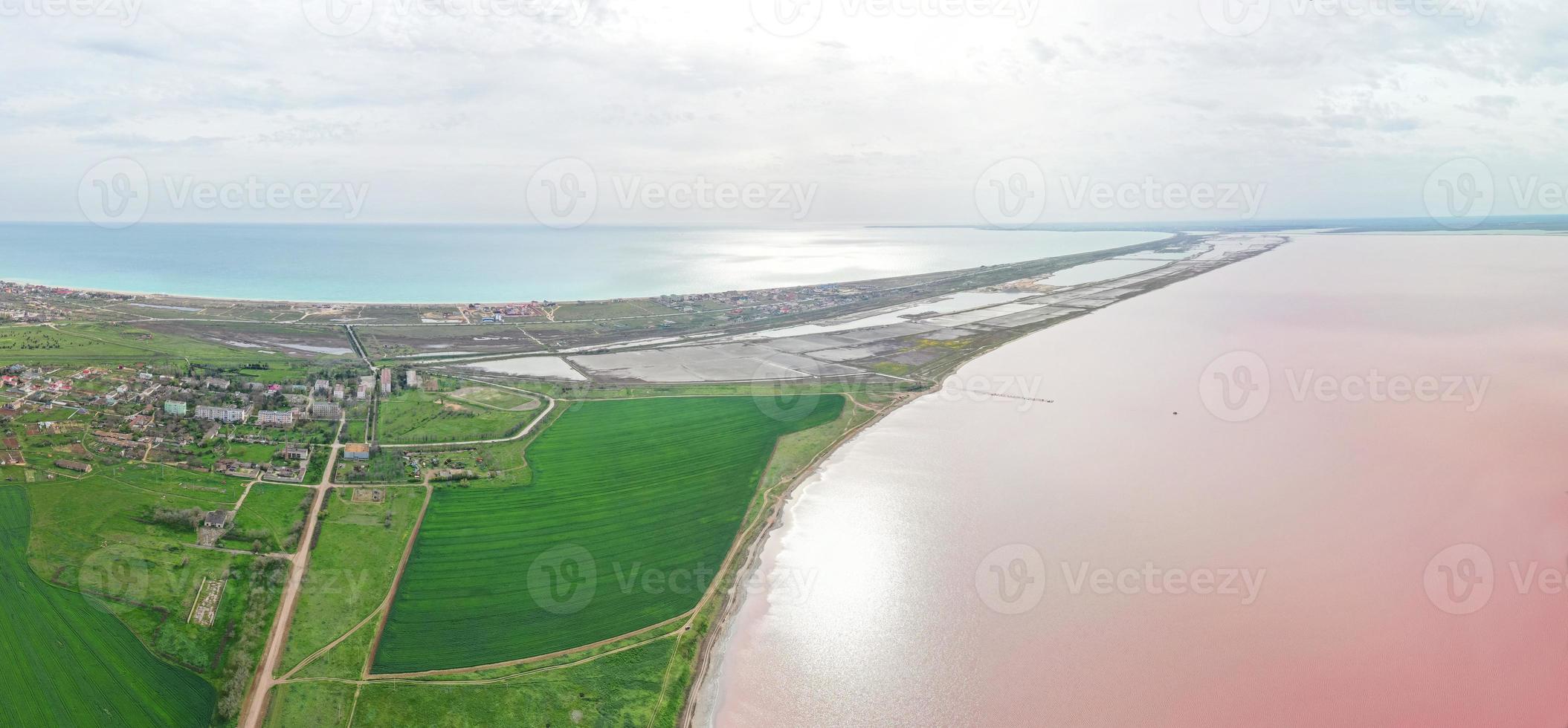 flygfoto över den vackra saltsjön sasyk - sivash och svarta havet på krim. foto