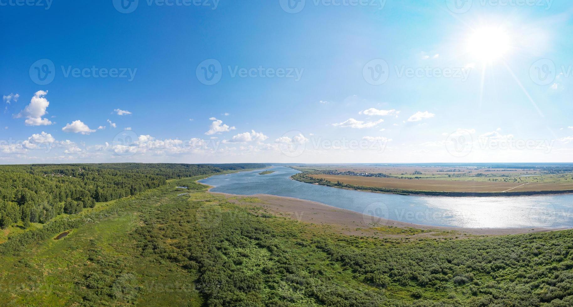 Flygfoto över Tom River på solig dag, sommar i Sibirien, Ryssland. foto