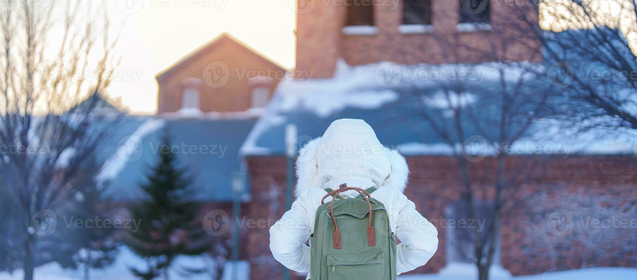 kvinna turist besöker i sapporo, resande i Tröja ser sapporo öl museum med snö i vinter- säsong. landmärke och populär för attraktioner i Hokkaido, japan. resa och semester begrepp foto