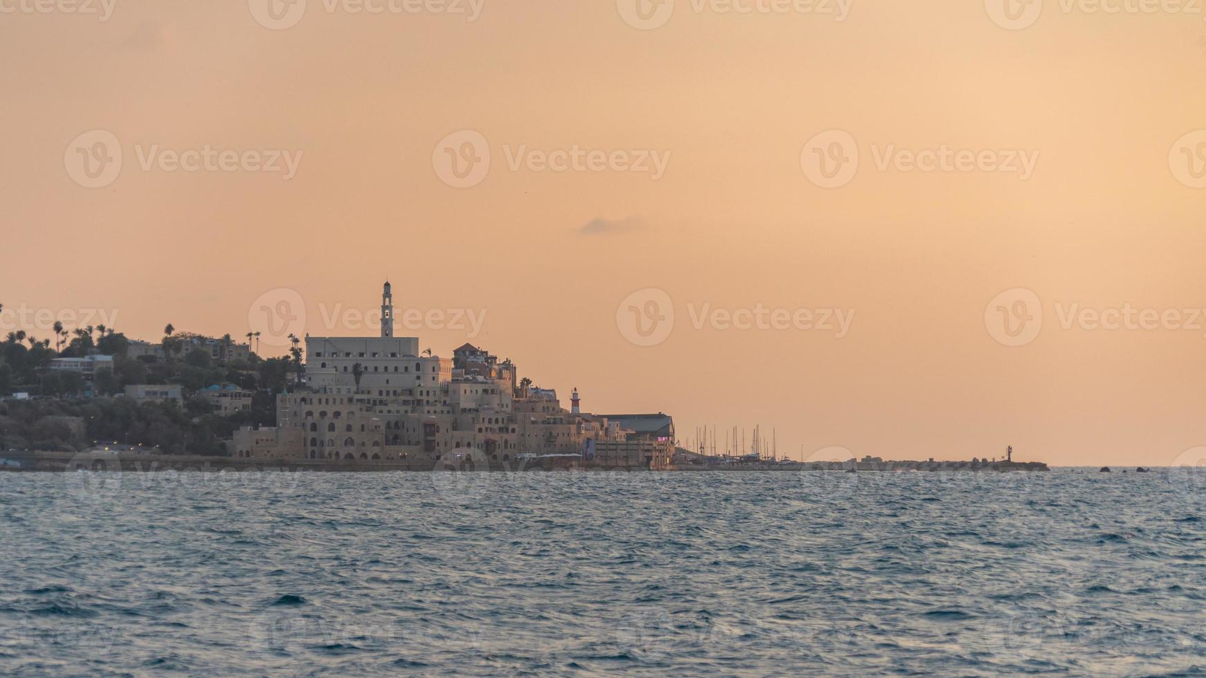 utsikt över gammal jaffa från havet vid solnedgången i tel aviv, israel foto