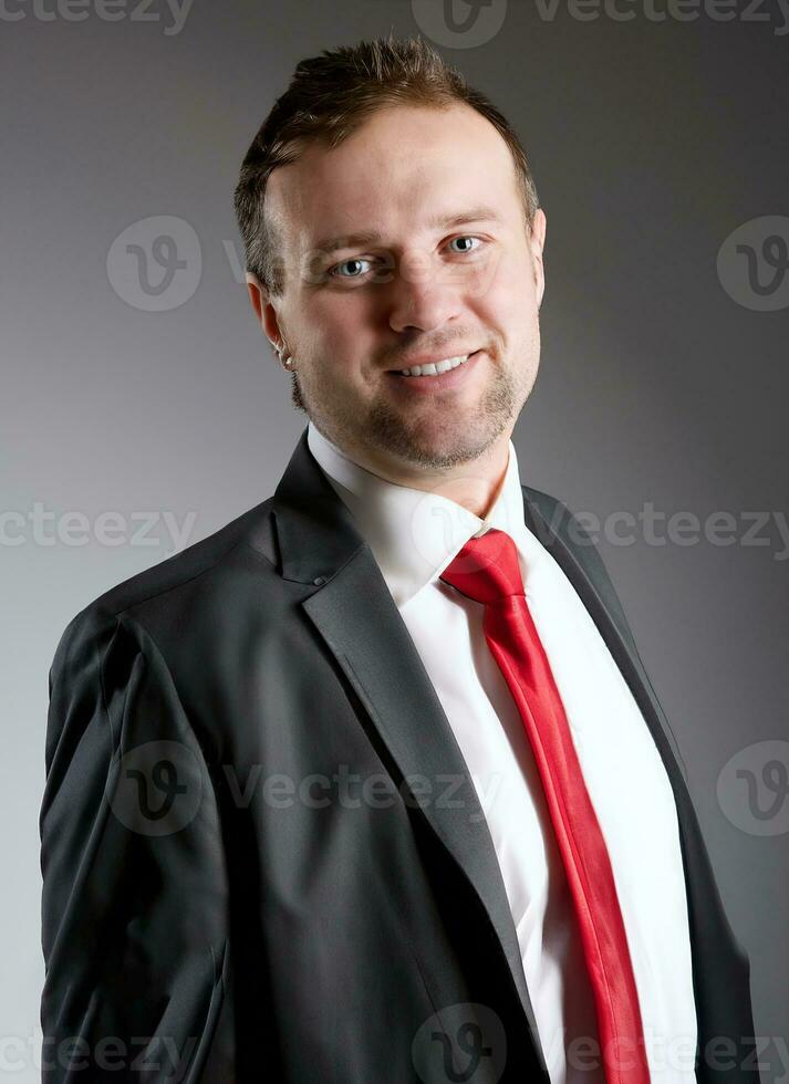 ai genererad porträtt av modernitet, en man i en svart kostym och röd slips, mot en grå lutning bakgrund foto