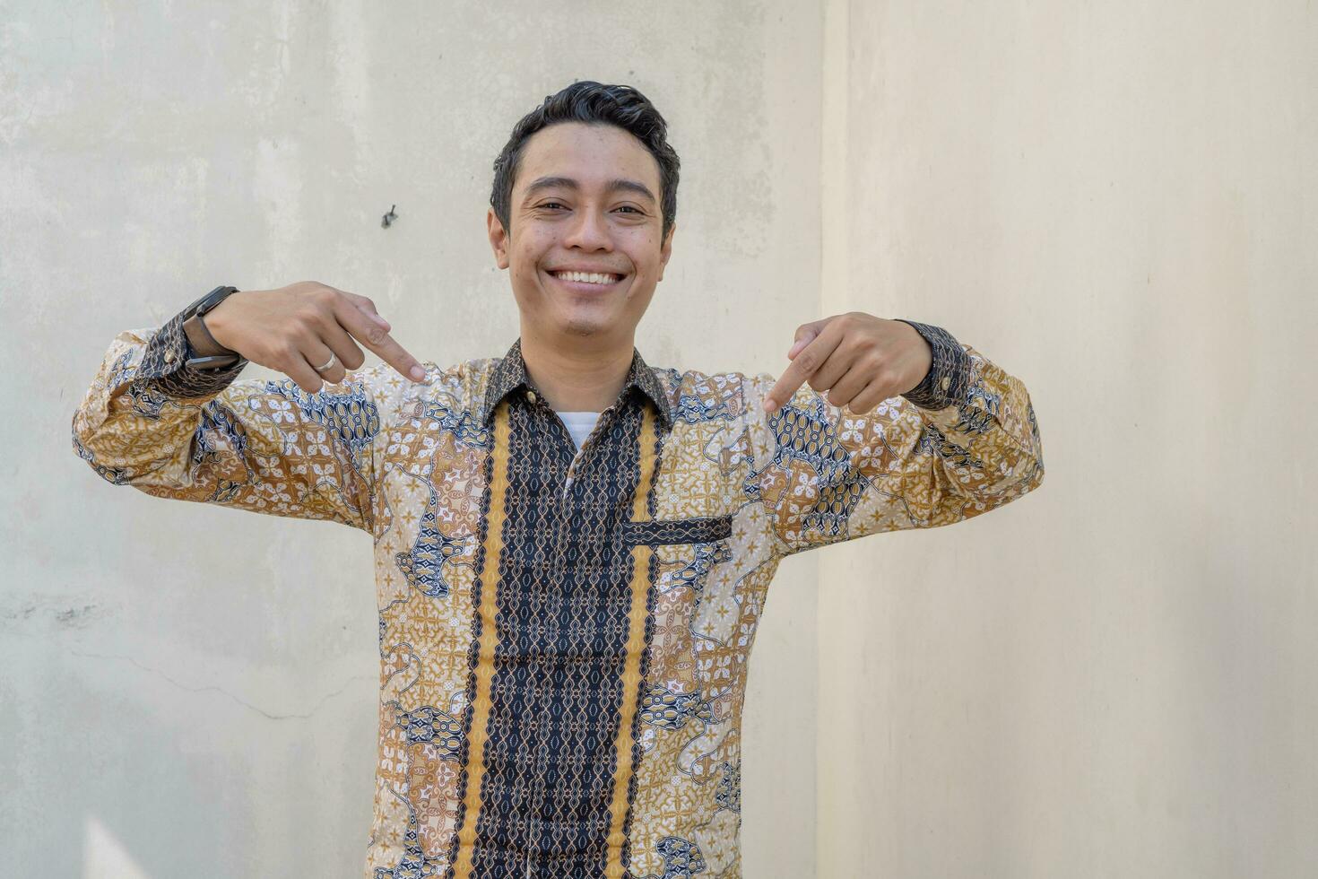 ung indonesiska ha på sig batik traditionell kultur av indonesien med klick länk Miniatyr foto