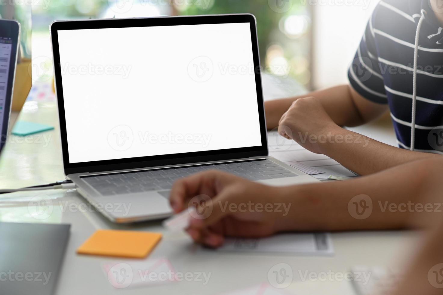 professionell designer med mockup laptop tom skärm i moderna kontor. foto