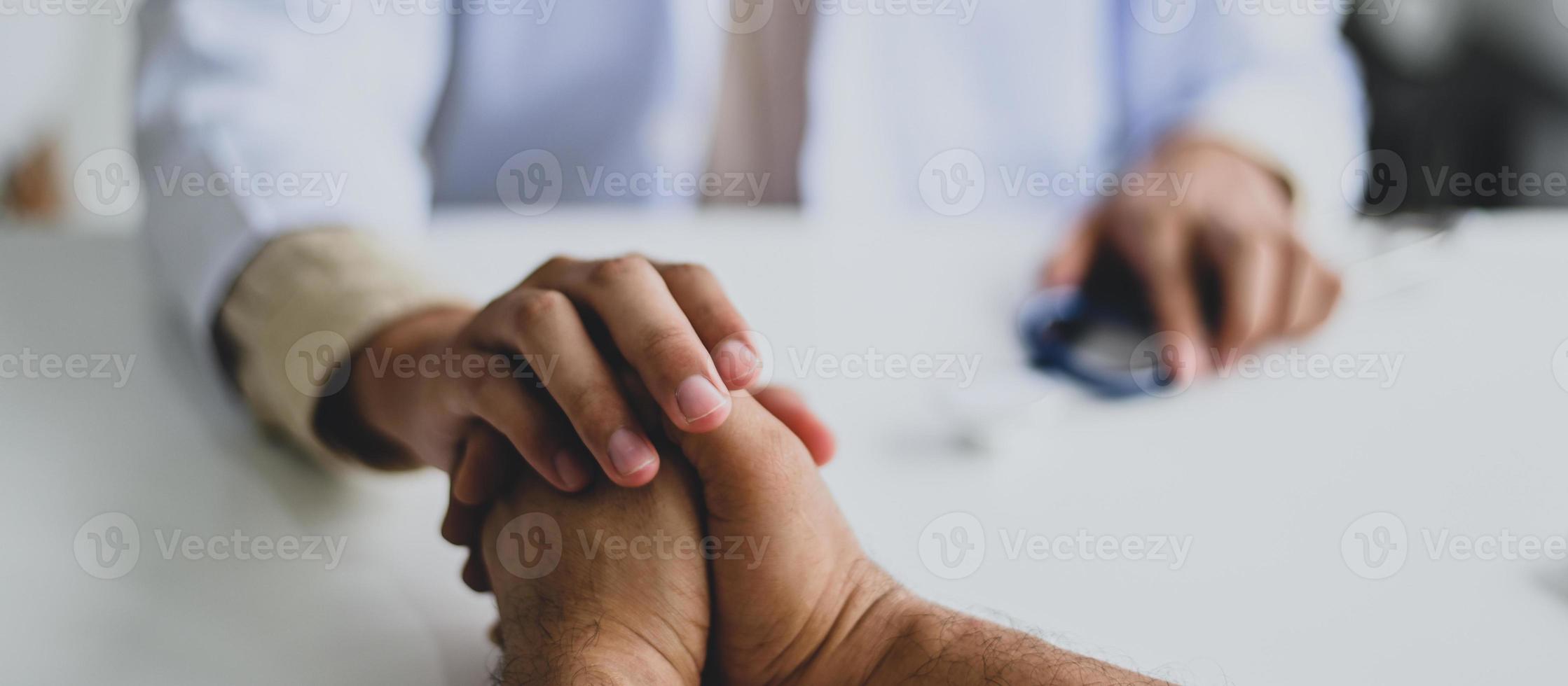 närbild skott av skaka hand för att uppmuntra patienten. foto