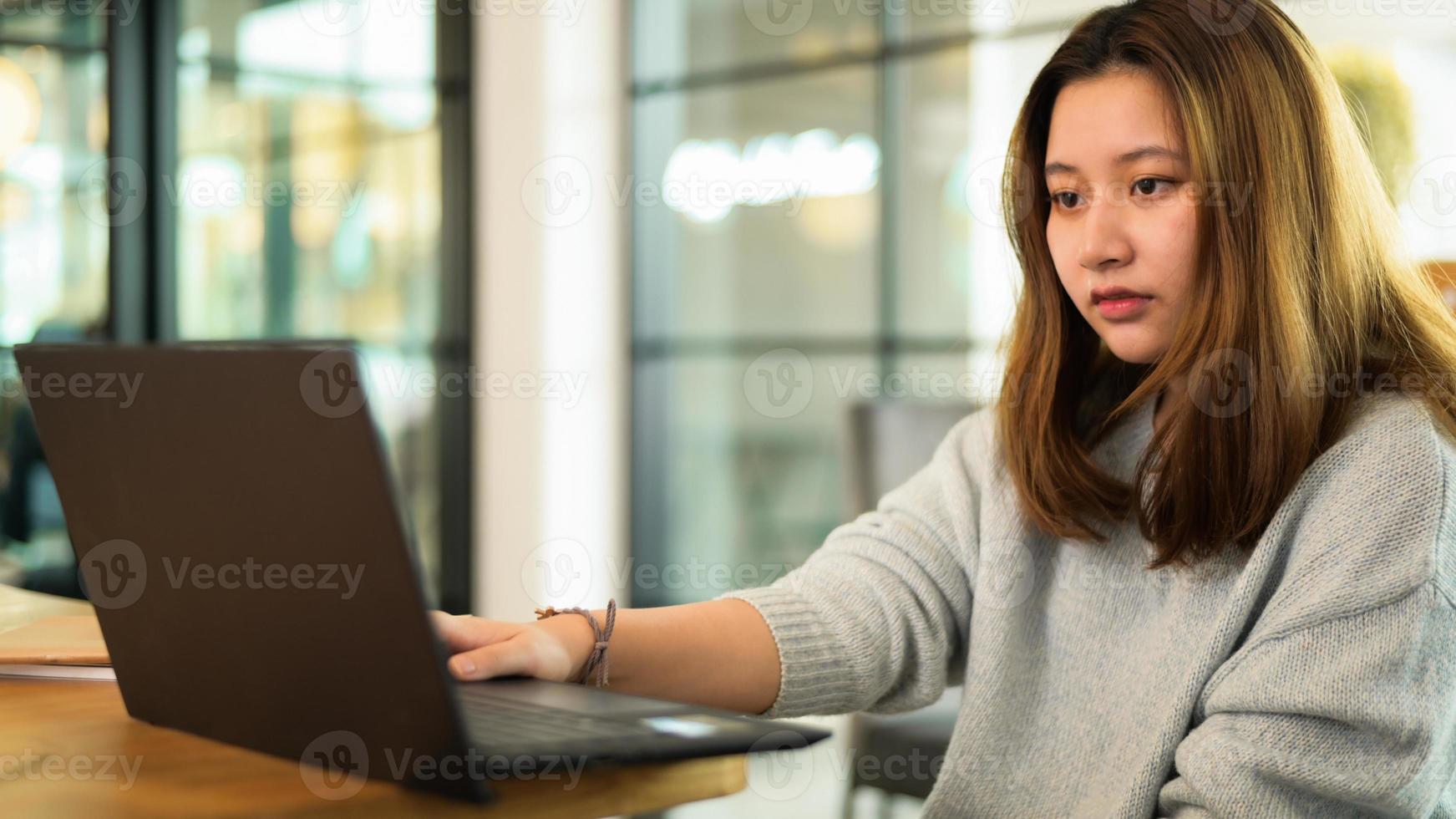 asiatisk tonårsflicka med laptop på skrivbordet, online -lärande, videochatt. foto