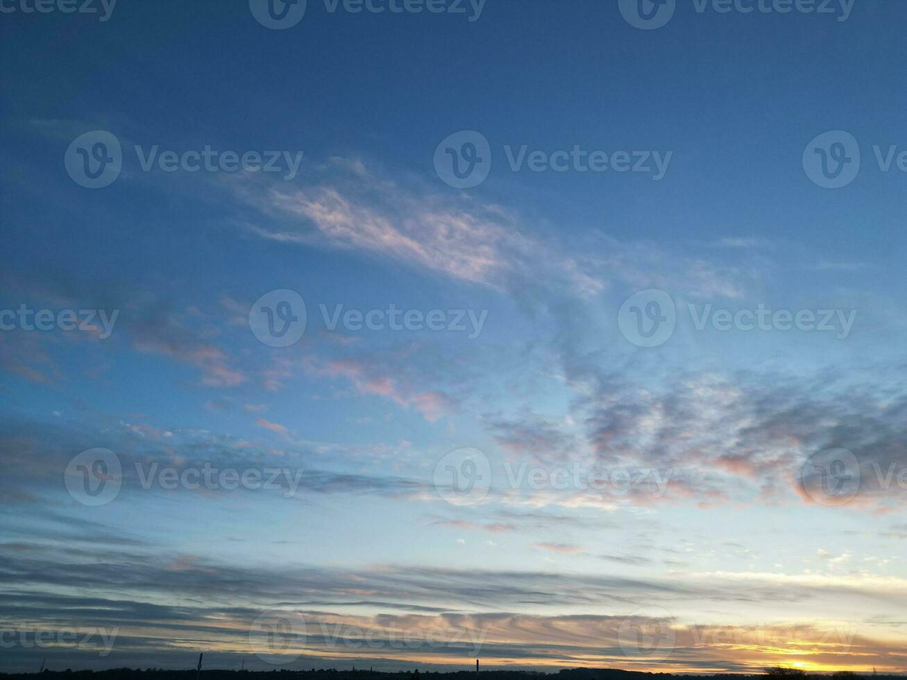 hög vinkel antal fot av färgrik himmel och moln över England under solnedgång foto