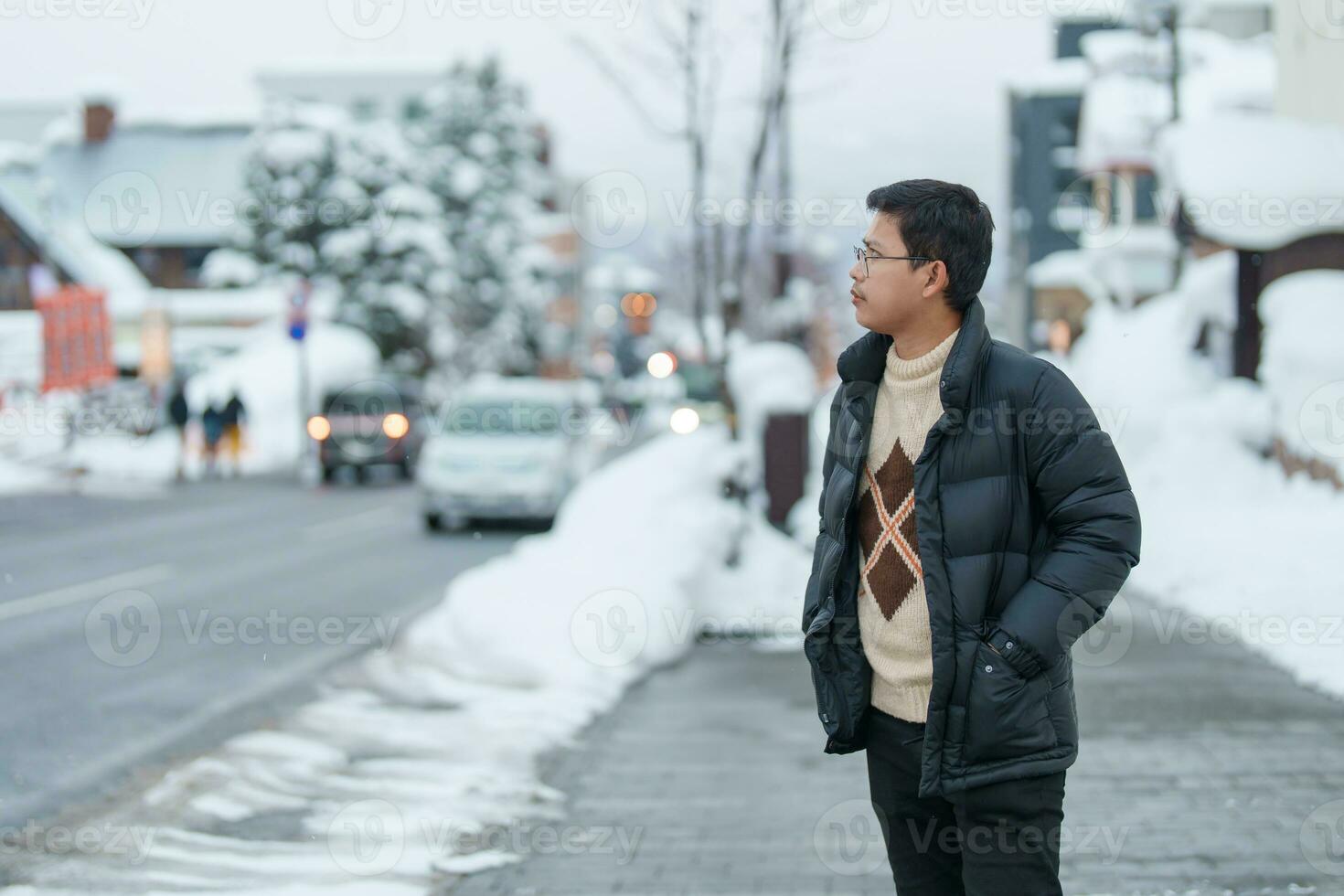 man turist sightseeing i niseko stad med snö i vinter- säsong. landmärke och populär för attraktioner i Hokkaido, japan. resa och semester begrepp foto