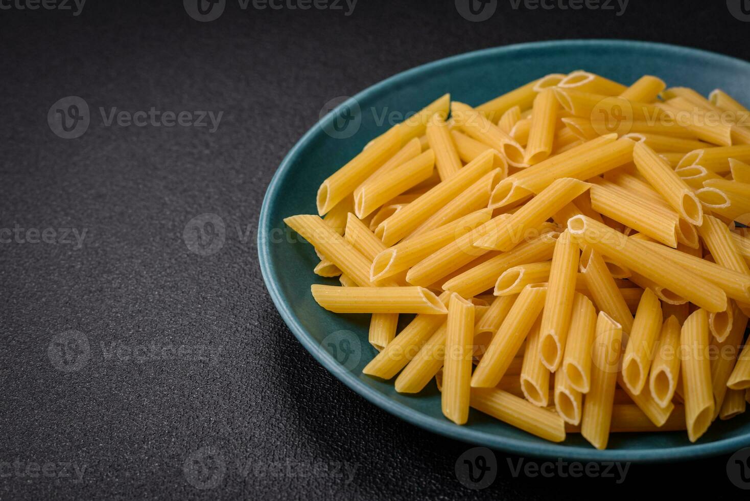 rå penne pasta från hela spannmål vete olika sorter med salt och kryddor foto