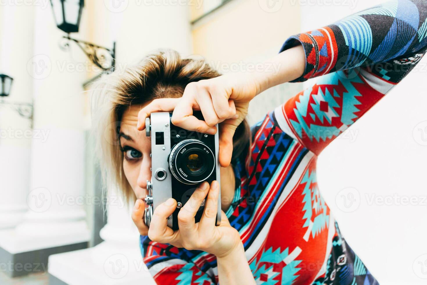 kvinna fotograferad retro kamera i de stad foto