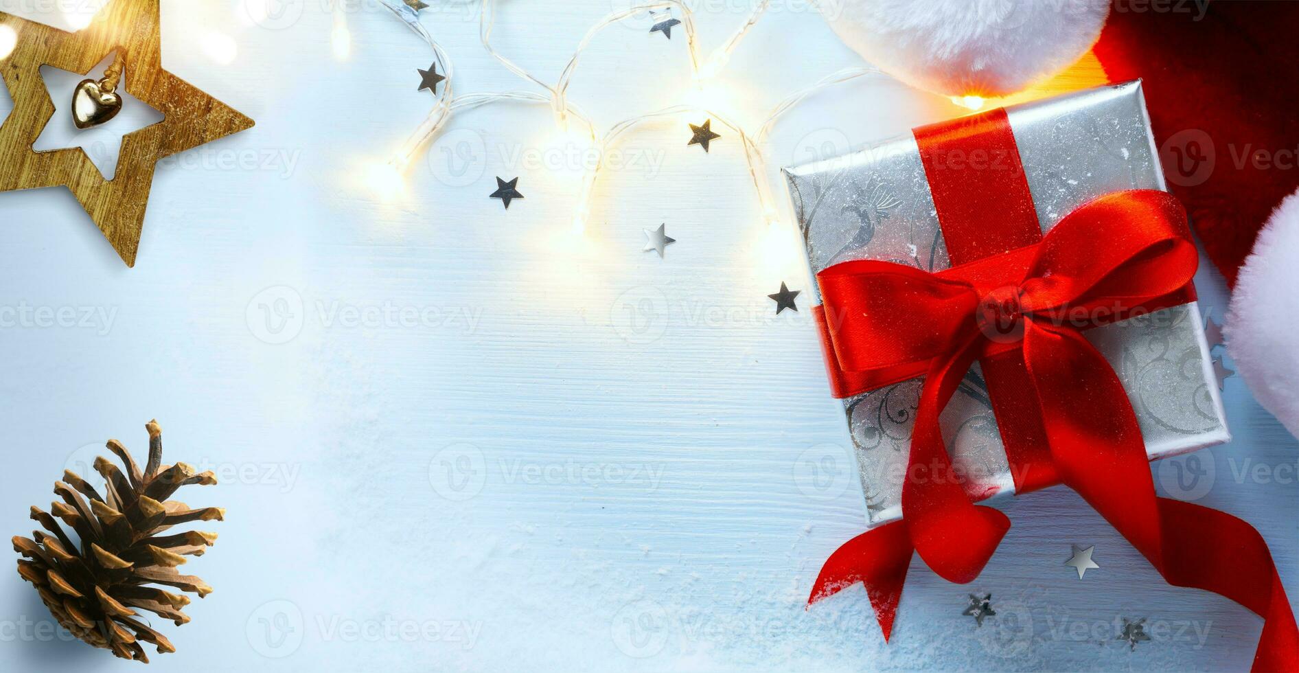 jul hälsning kort eller baner bakgrund med gåva låda och hatt av santa claus. kopia Plats foto