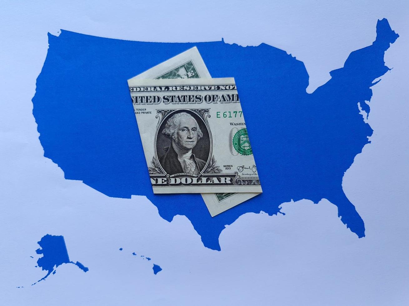 amerikansk en dollar -sedel och bakgrund med kartans silhuett i USA foto