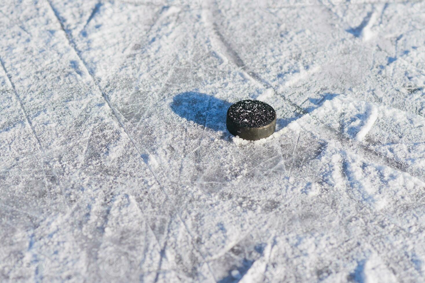 hockey puck lögner på de is i de stadion foto