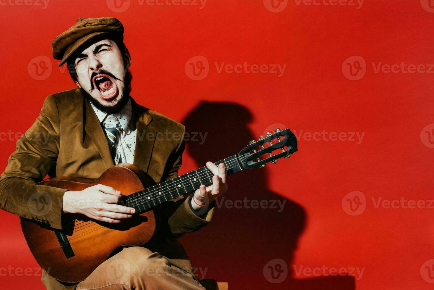 positiv kille spelar gitarr i de studio foto