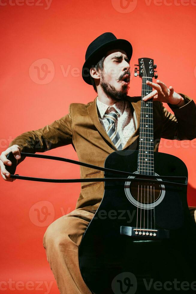 positiv kille spelar gitarr i de studio foto