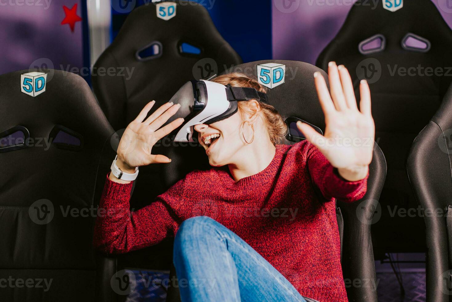 skön flicka i virtuell glasögon är tittar på en film med särskild effekter i 5d foto