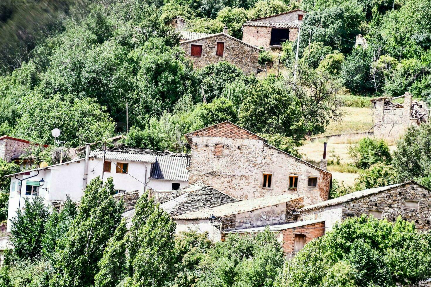 en by i de bergen med många hus foto