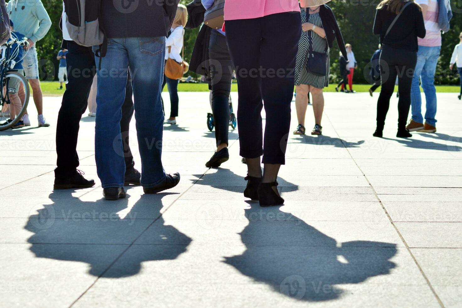 människor gående på stor stad gata, suddig rörelse korsning abstrakt foto