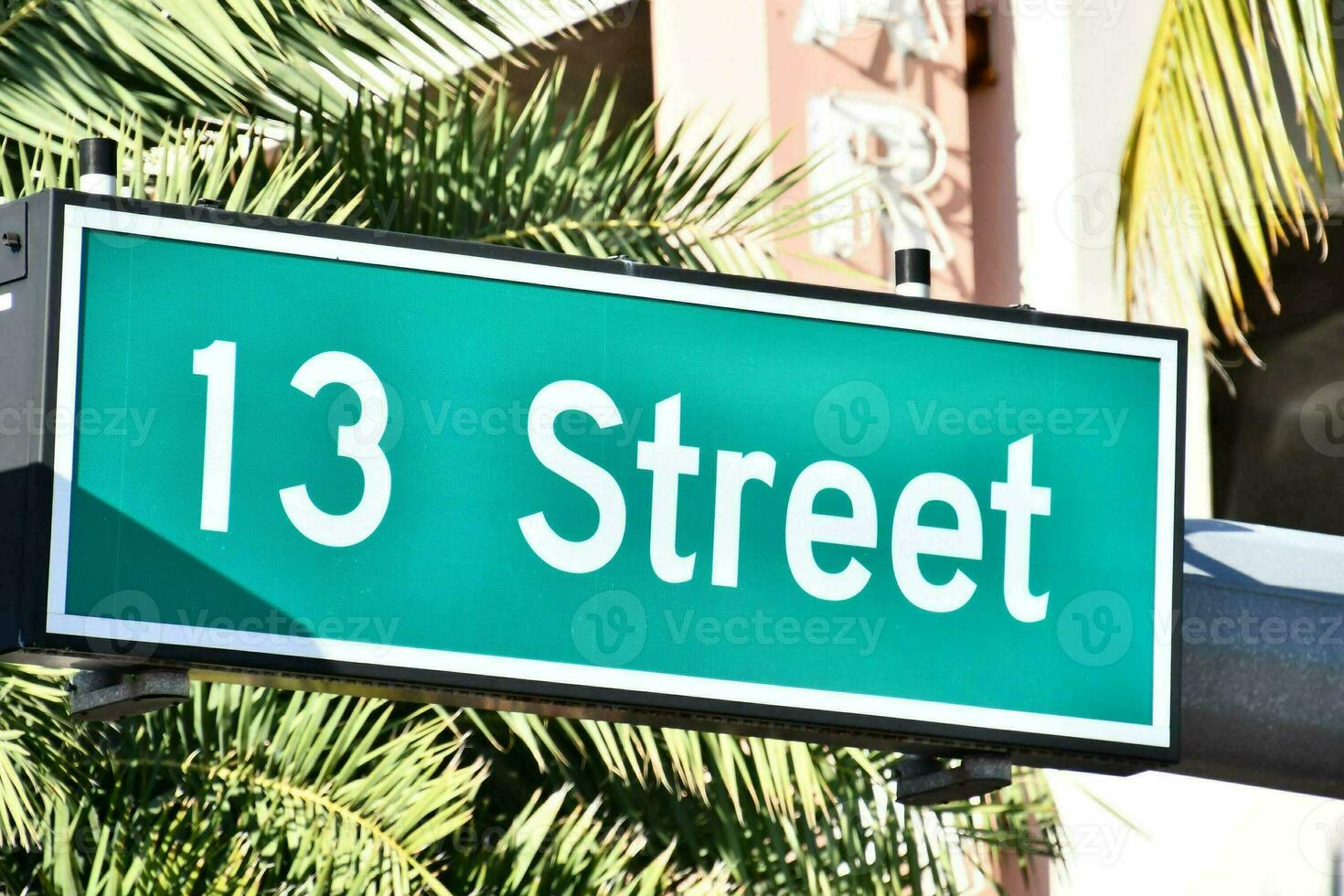 en gata tecken den där säger 13 gata foto