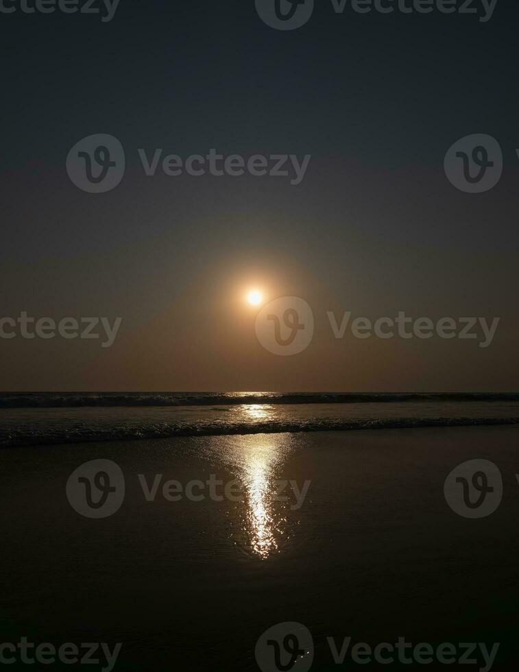 solnedgång i skön strand. skjuta tagen i bali, indonesien foto