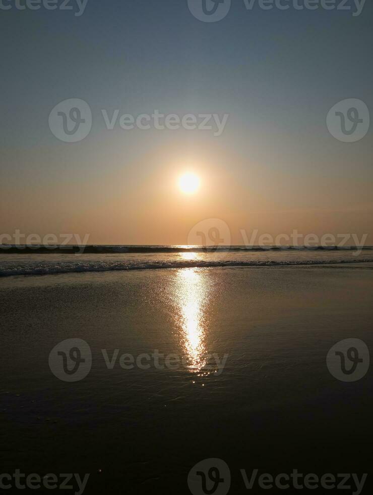 solnedgång i skön strand. skjuta tagen i bali, indonesien foto