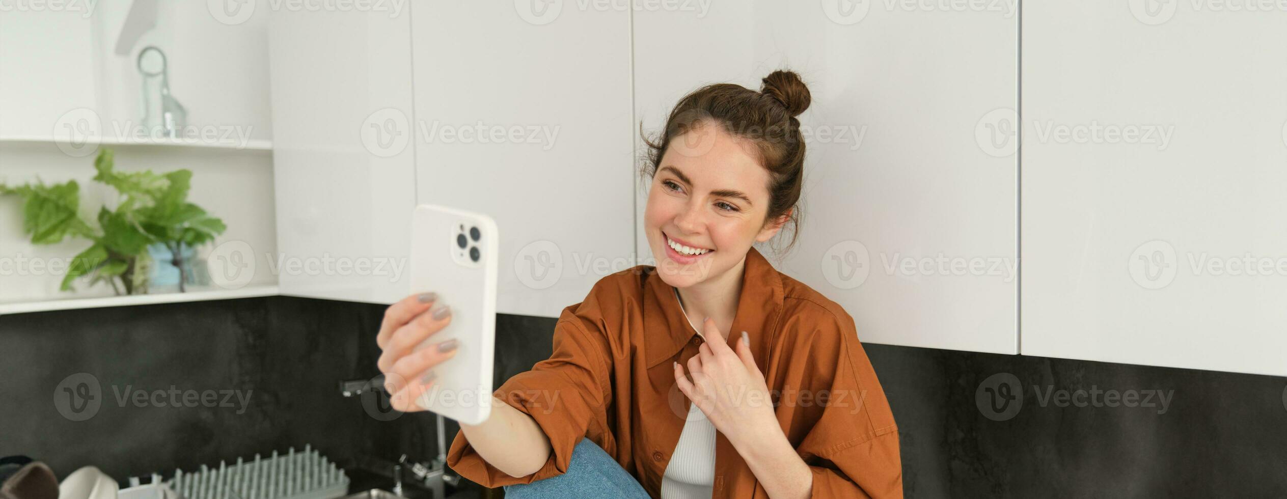 livsstil skott av ung kvinna video chattar, använder sig av smartphone app till prata uppkopplad, uppgifter själv för social media blogg, utseende Lycklig foto