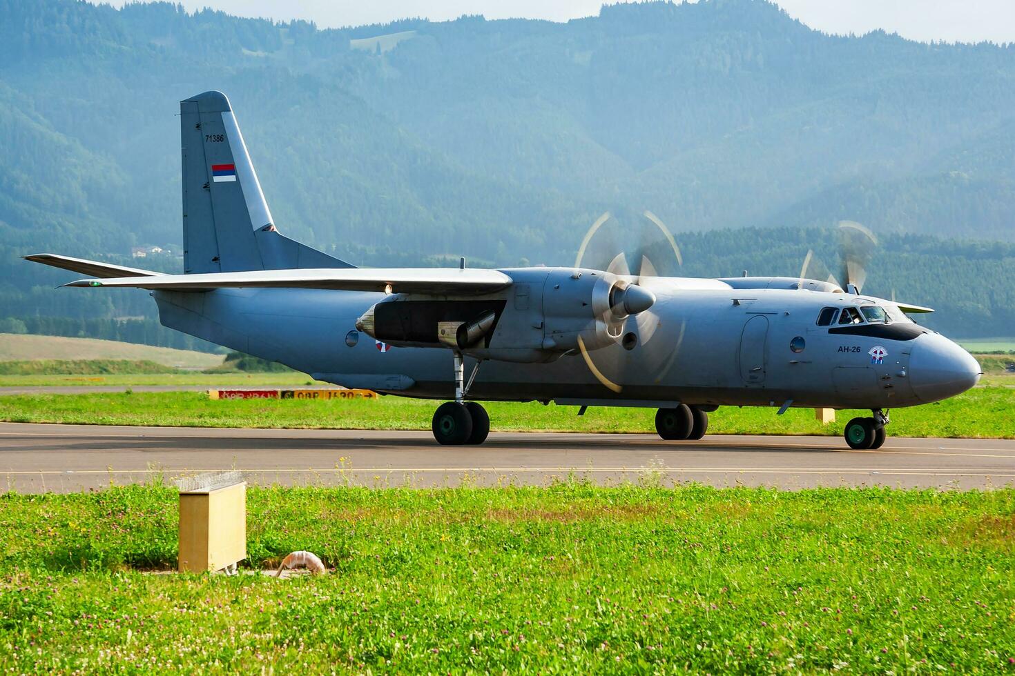 zeltweg, Österrike, 2013 - militär transport plan på luft bas. luft tvinga flyg drift. flyg och flygplan. luft försvar. militär industri. flyga och flygande. foto