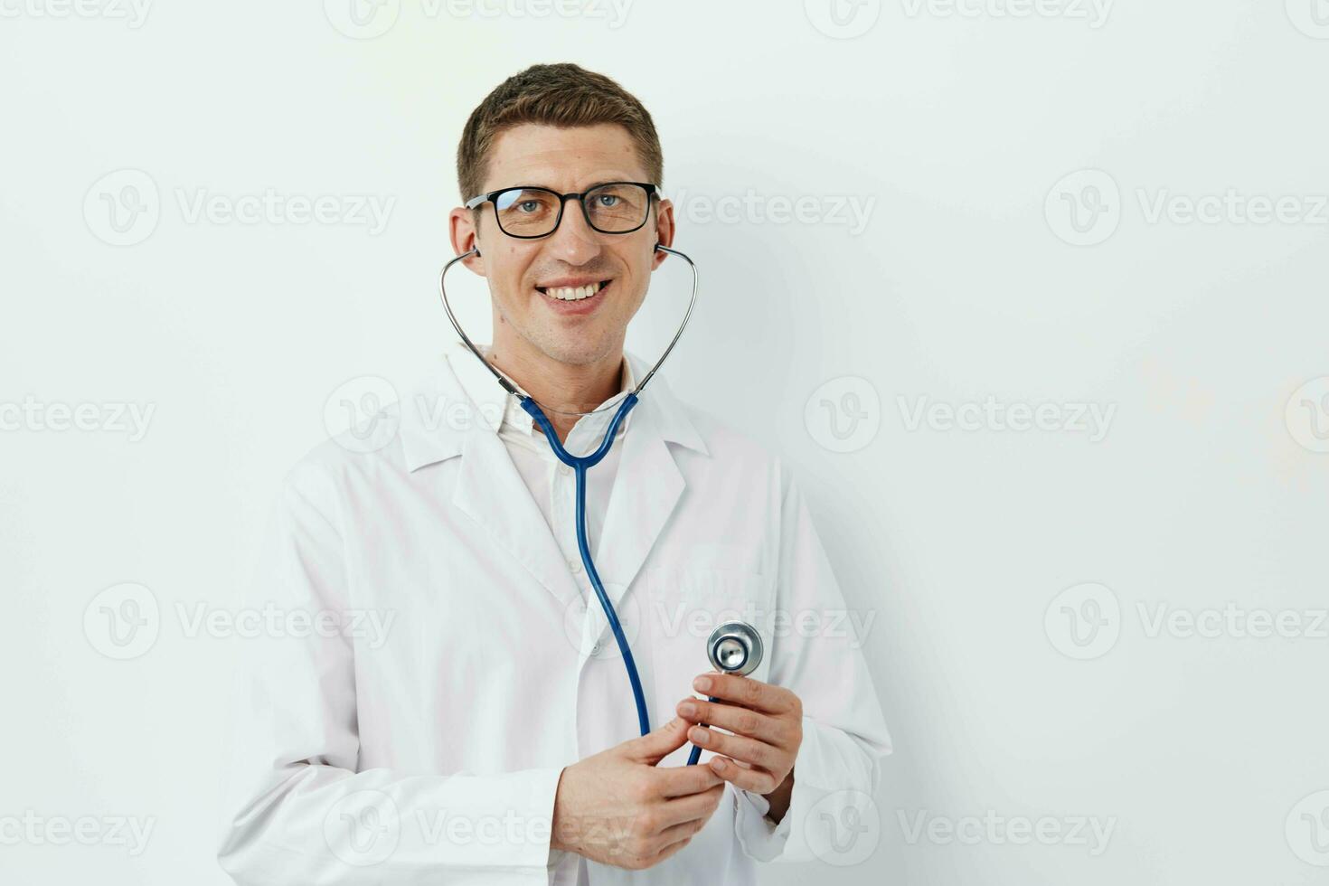 män ung sjukhus professionell Lycklig specialist stetoskop vård ockupation porträtt person foto