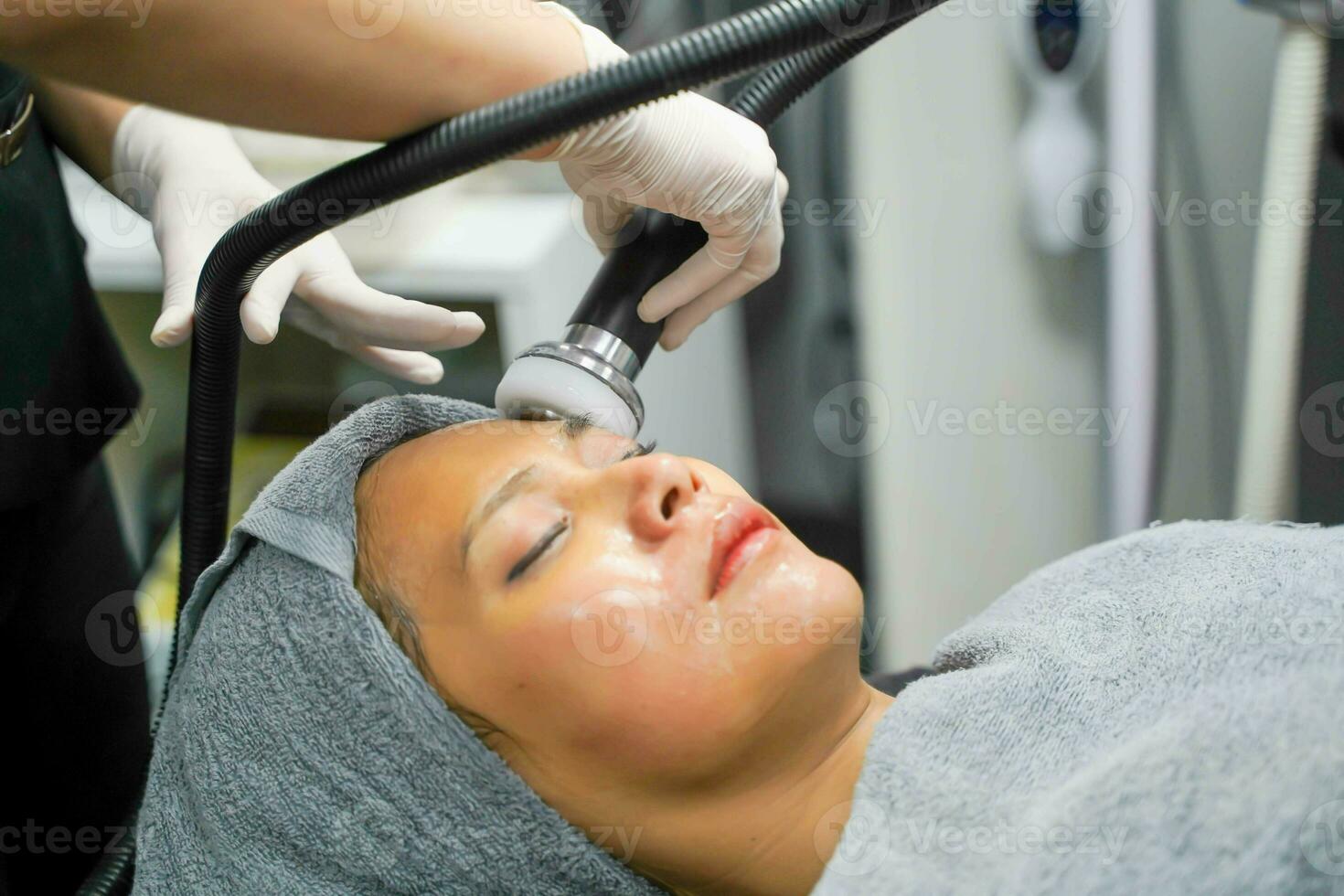 närbild asiatisk skönhet kvinna har terapi till stimulera ansiktsbehandling hud och ansiktsbehandling ultraljuds- hudvård behandling förbi professionell kosmetolog välbefinnande. foto