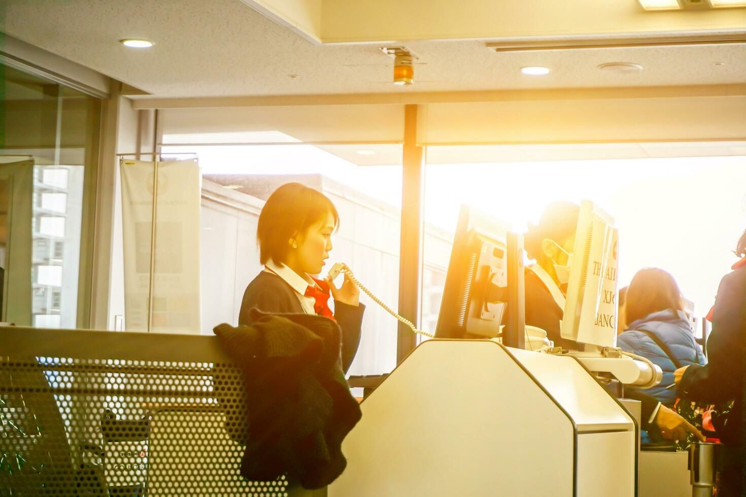 osaka stad, jp, 2018 - japansk flygbolag personal kallelse passagerare till de plan i de terminal av de kansai internationell flygplats. foto