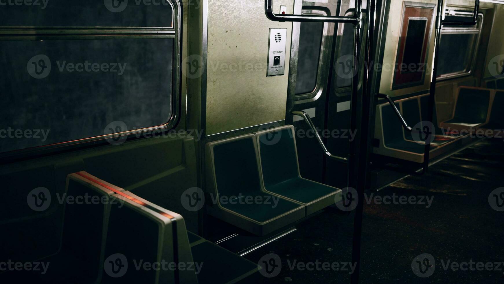 ett tömma tunnelbana bil i de underjordisk metro systemet foto