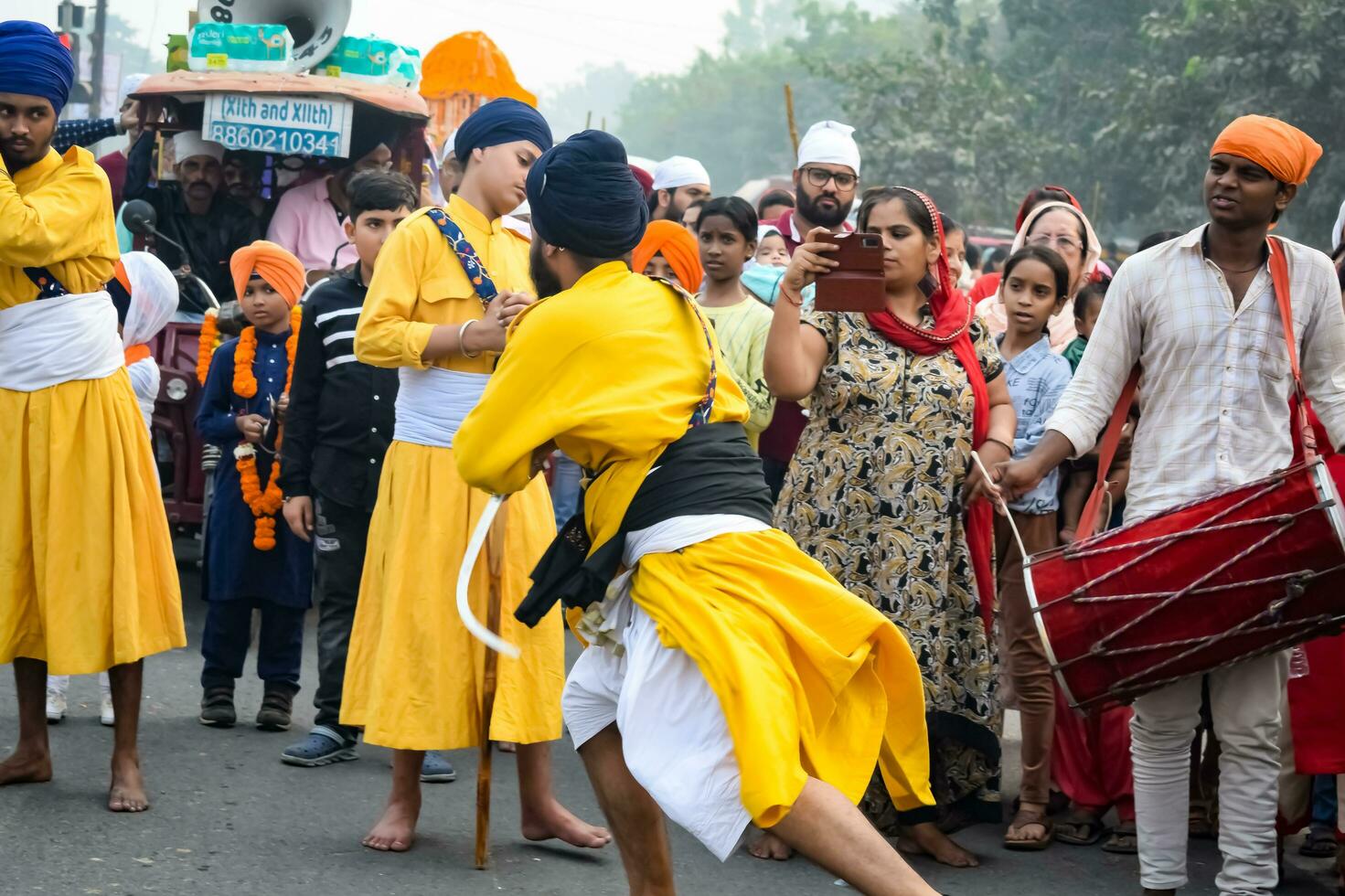 delhi, Indien, oktober 2, 2023 - sikher visa gatka och krigisk konst under årlig nagar kirtan, traditionell, procession på konto av födelsedag av guru nanak dev ji, nagar kirtan i öst delhi område foto