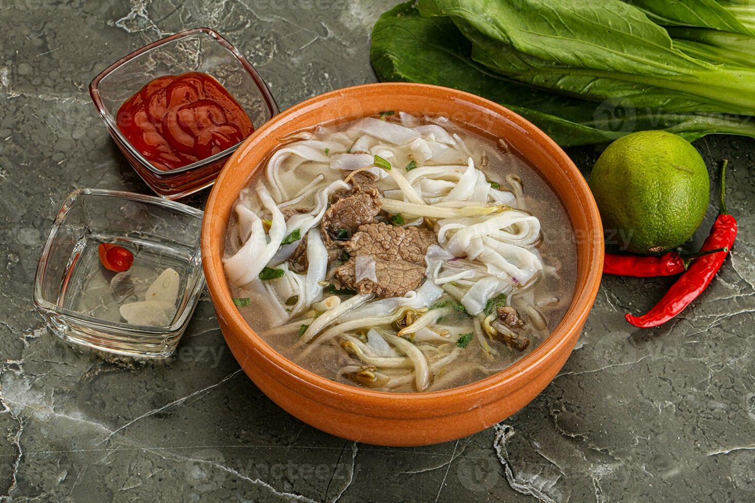 vietnamese soppa pho bo med nötkött foto
