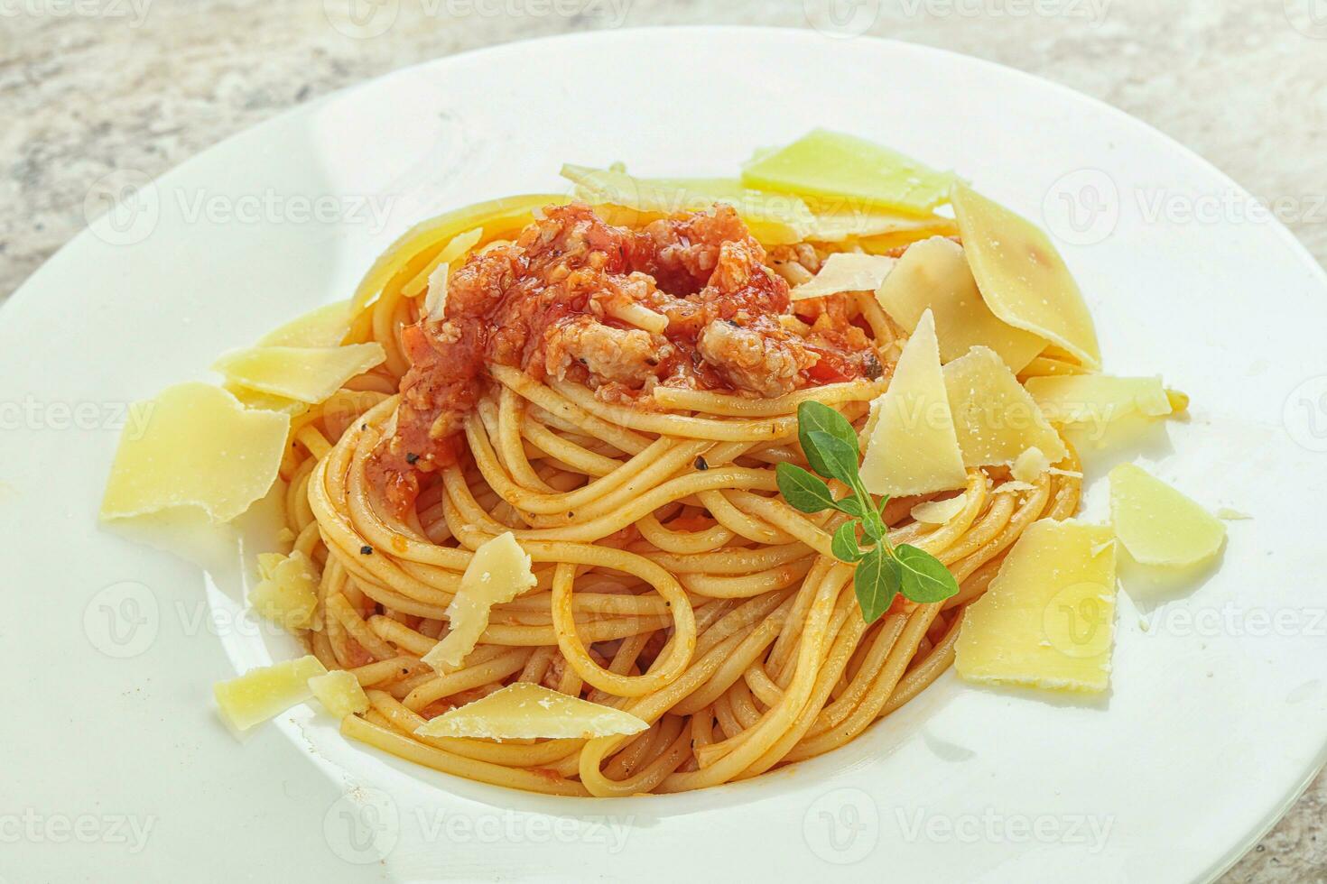 italiensk pasta spaghetti bolognese med parmesan foto
