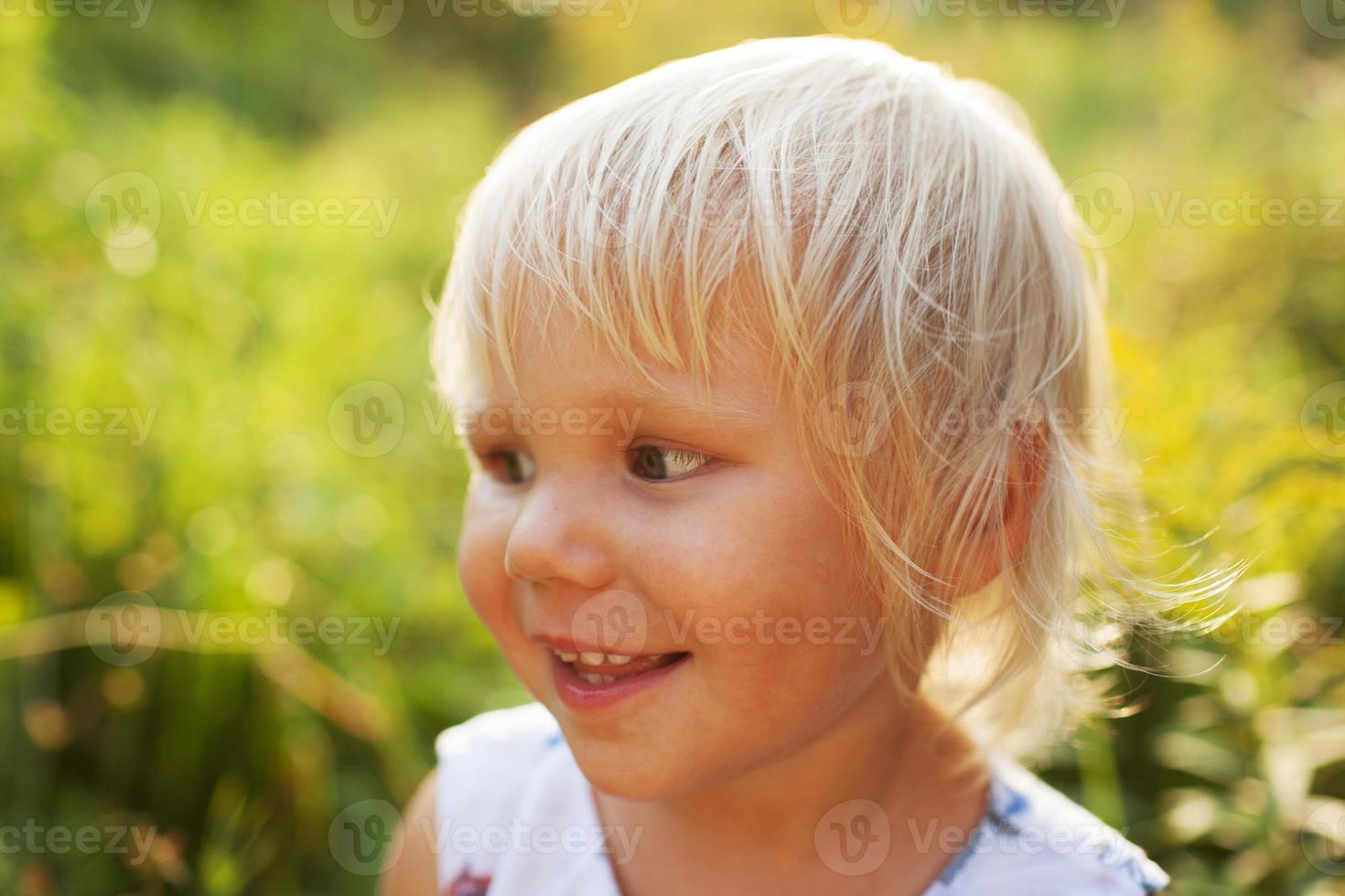 söt vacker blond liten flicka foto