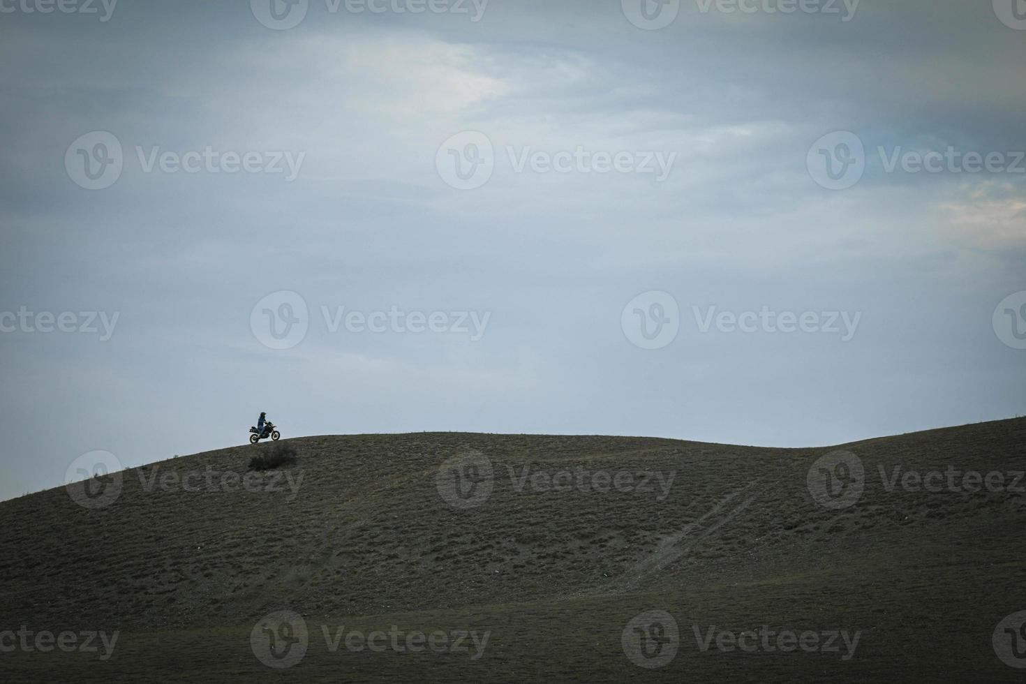 cyklisten cyklar på berg foto