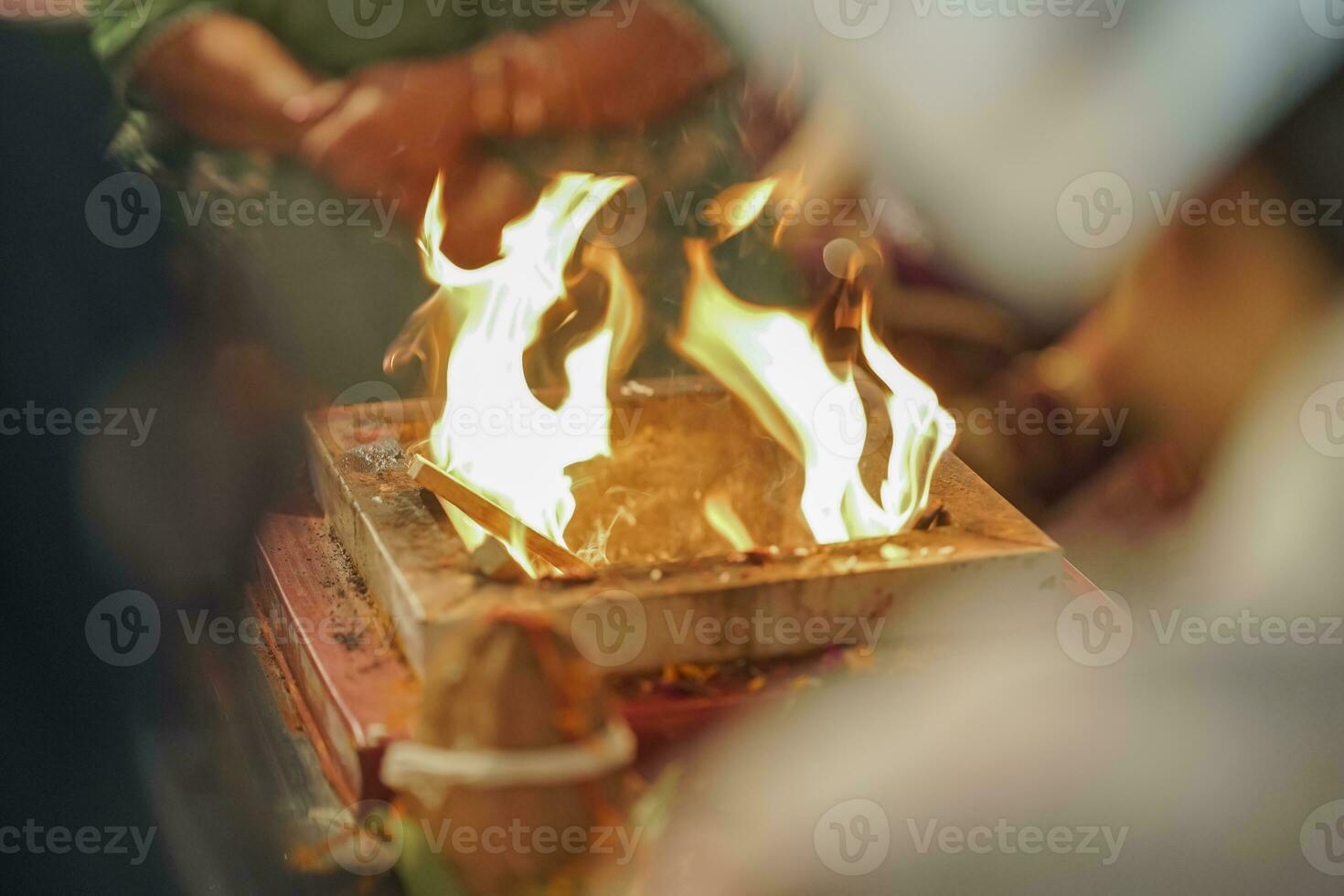 indisk hindu bröllop ceremoniell helig brand foto