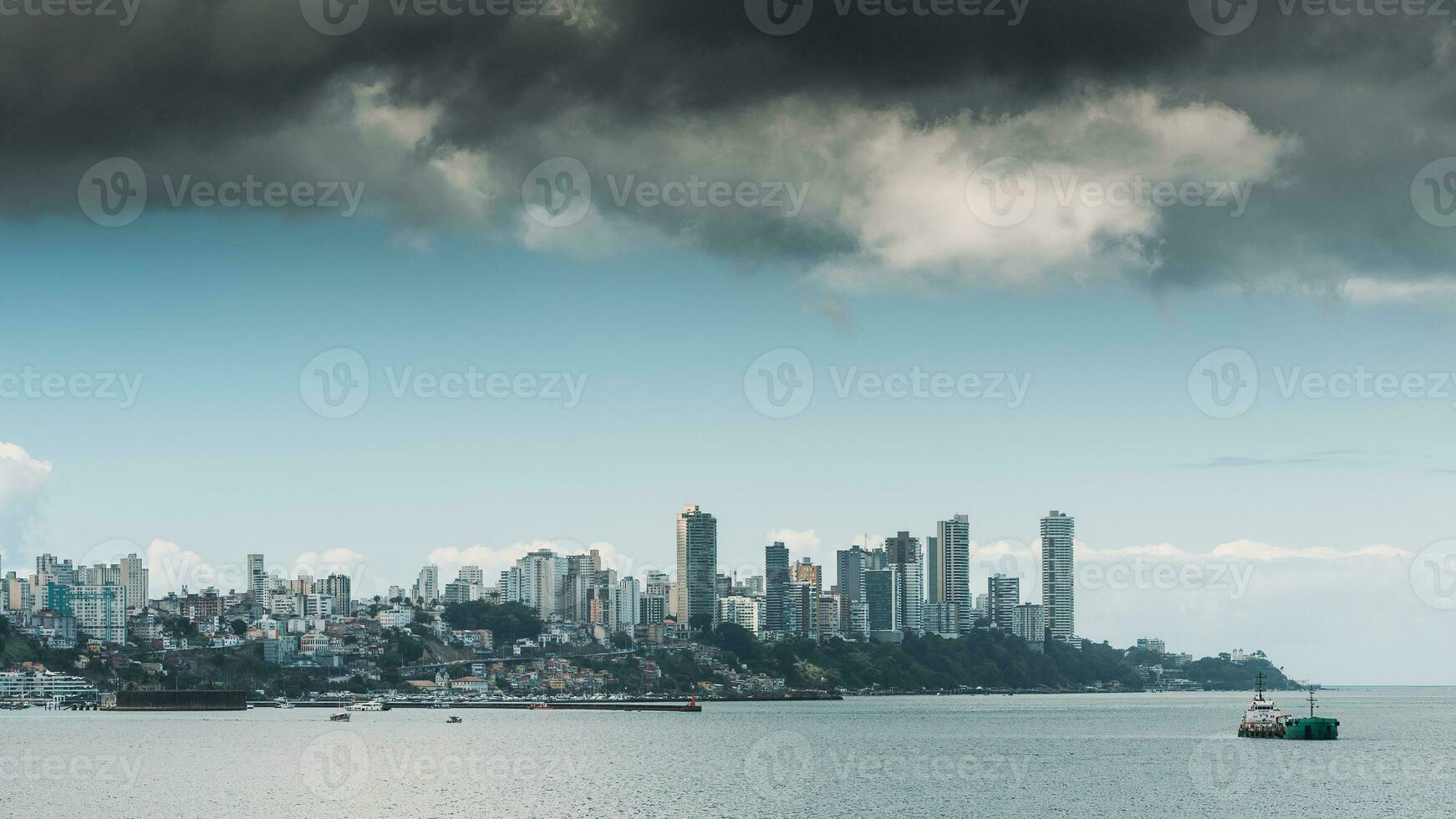 modern urban horisont av salvador, Bahia, Brasilien från de vatten foto