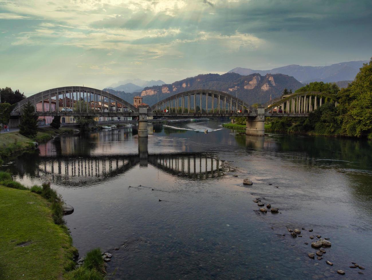 panoramautsikt över bro och flod foto