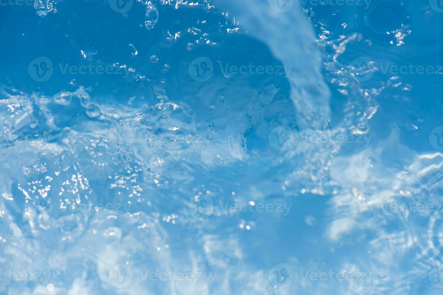blått vatten bubblor på de yta krusningar. defokusering suddig transparent vit svart färgad klar lugna vatten yta textur med stänk och bubblor. vatten vågor med lysande mönster textur bakgrund. foto