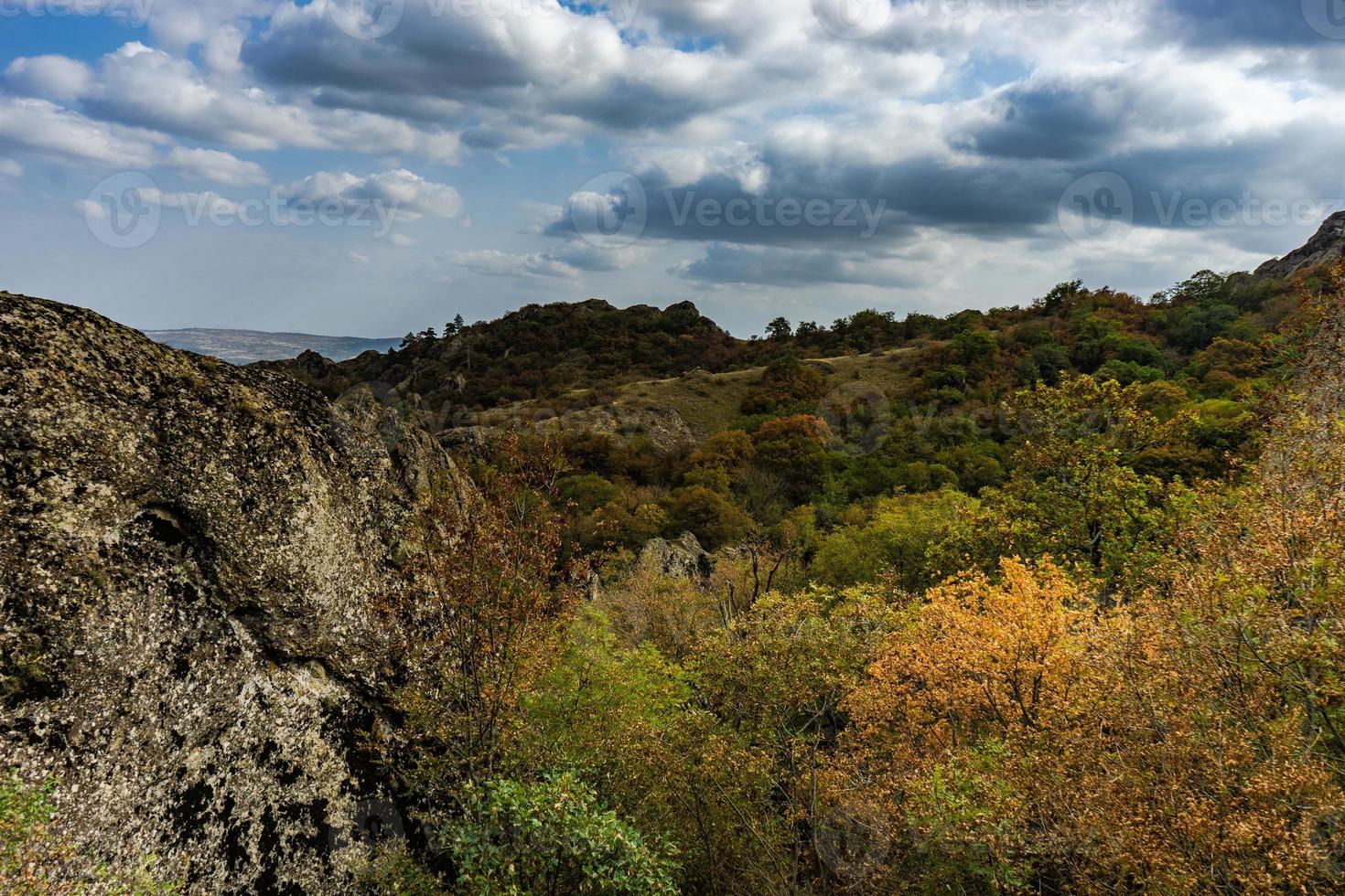 landsbygden i Kaukasus bergslandskap foto