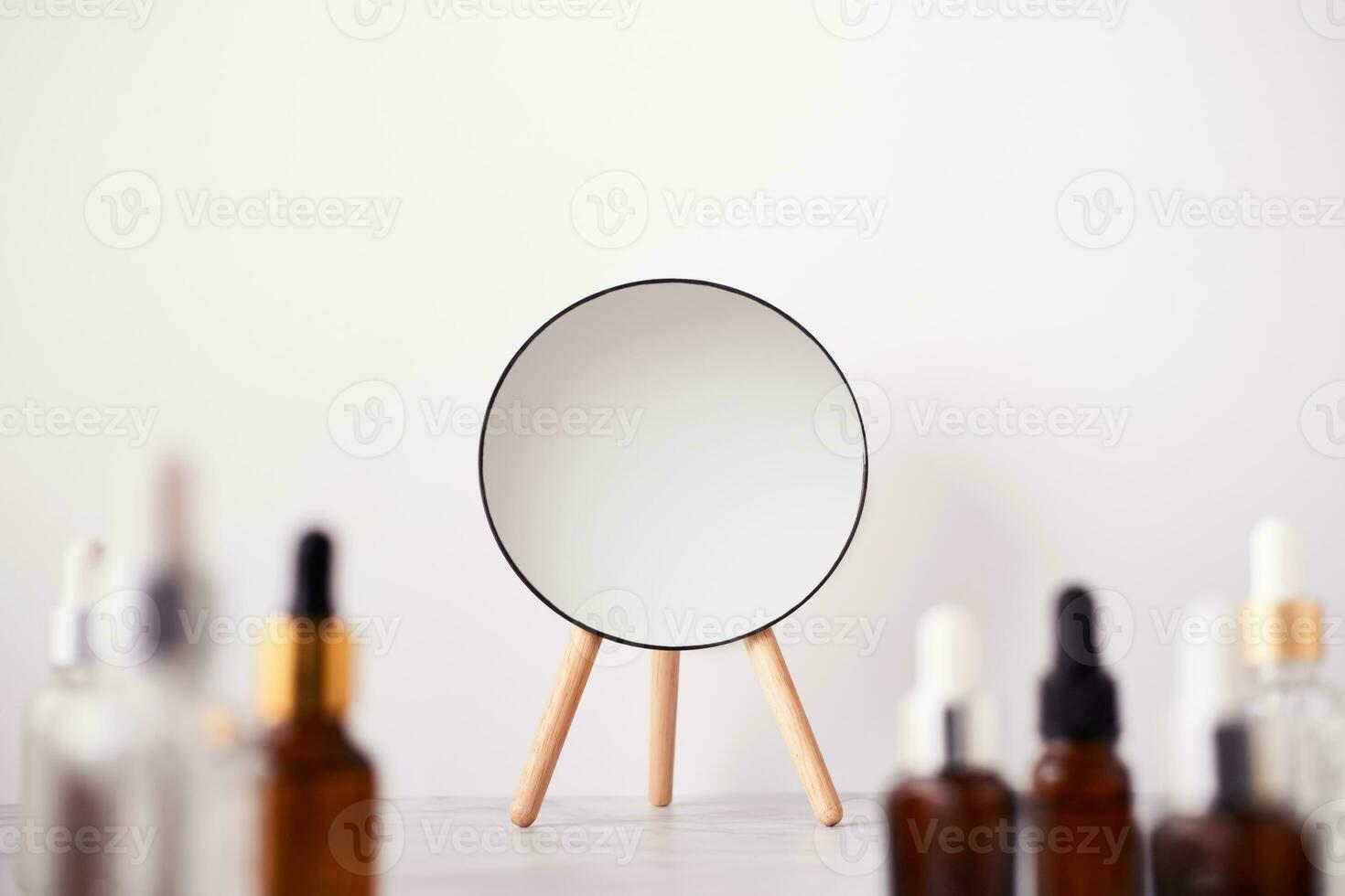 serum eller flytande kollagen flaskor och spegel på marmor tabell. anti ålder skönhet kosmetika Produkter begrepp, selektiv fokus foto