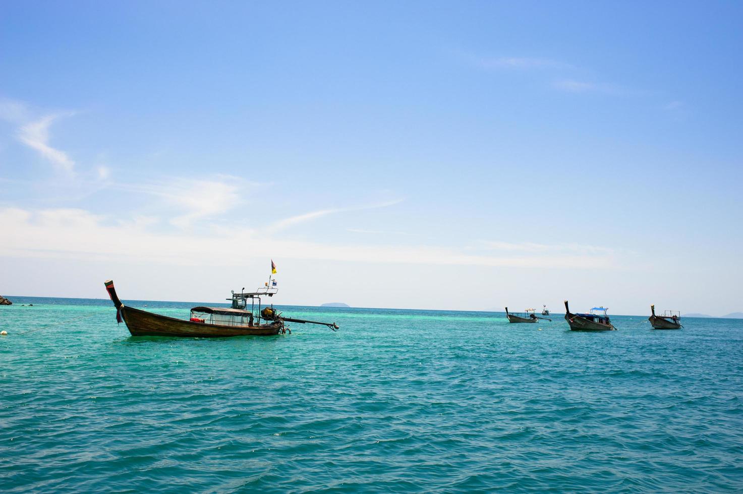 fiskebåtar på stranden phuket, thailand foto