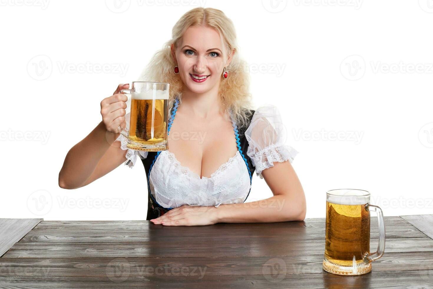 skön ung blond flicka drycker ut av oktoberfest öl ölkrus foto