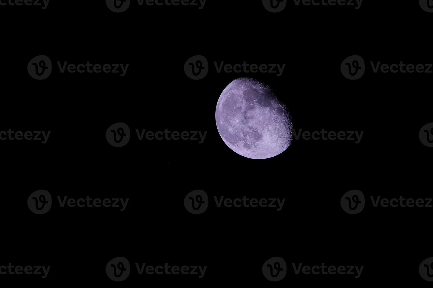 minskar puckelryggig måne på en sent sommar kväll foto
