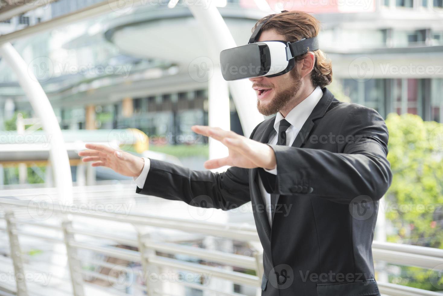 affärsman bär virtual reality -skyddsglasögon och njuter i denna aktivitet, framtida teknik koncept, tänk koncept foto