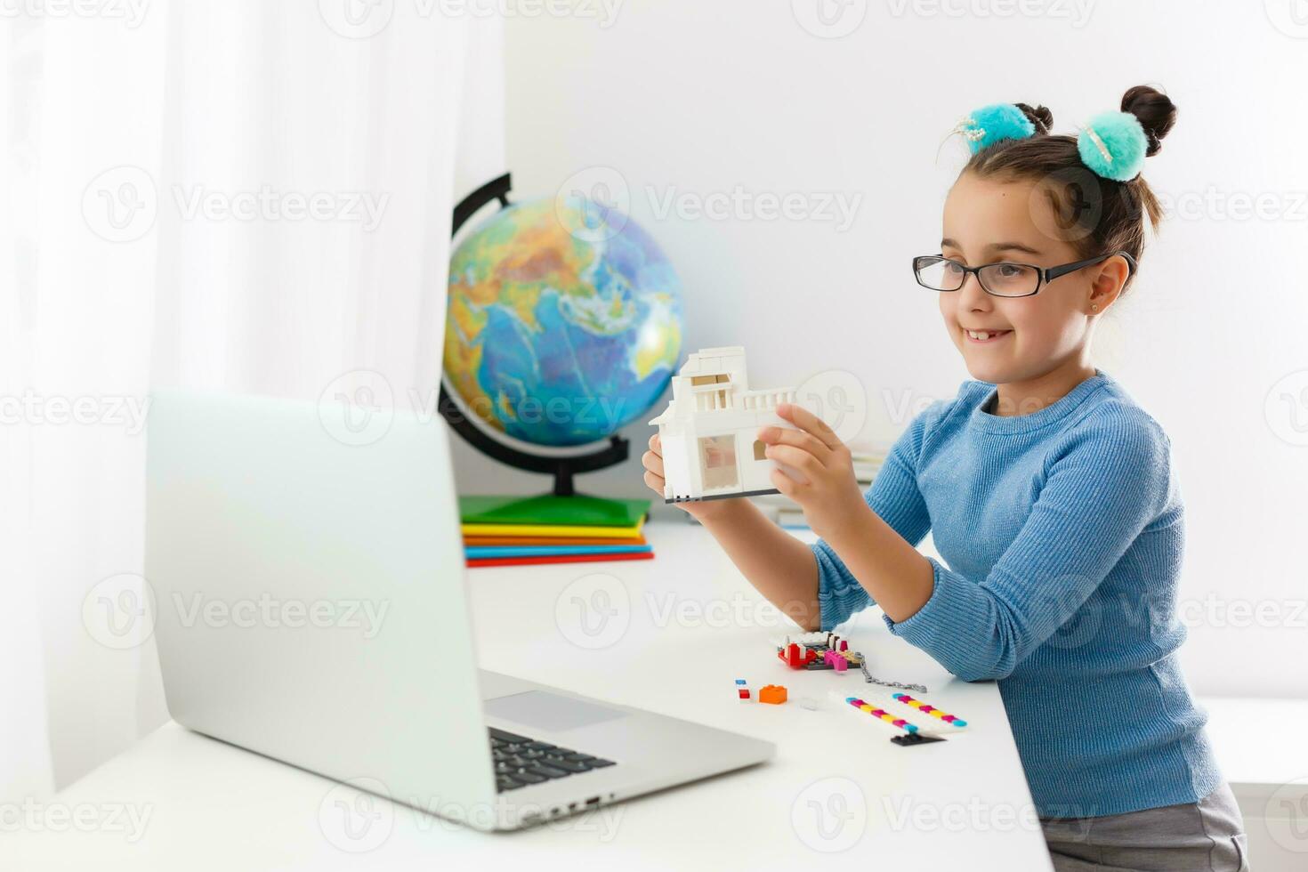 liten forskare arbetssätt på ny projekt, liten flicka studerar robotik på bärbar dator uppkopplad foto