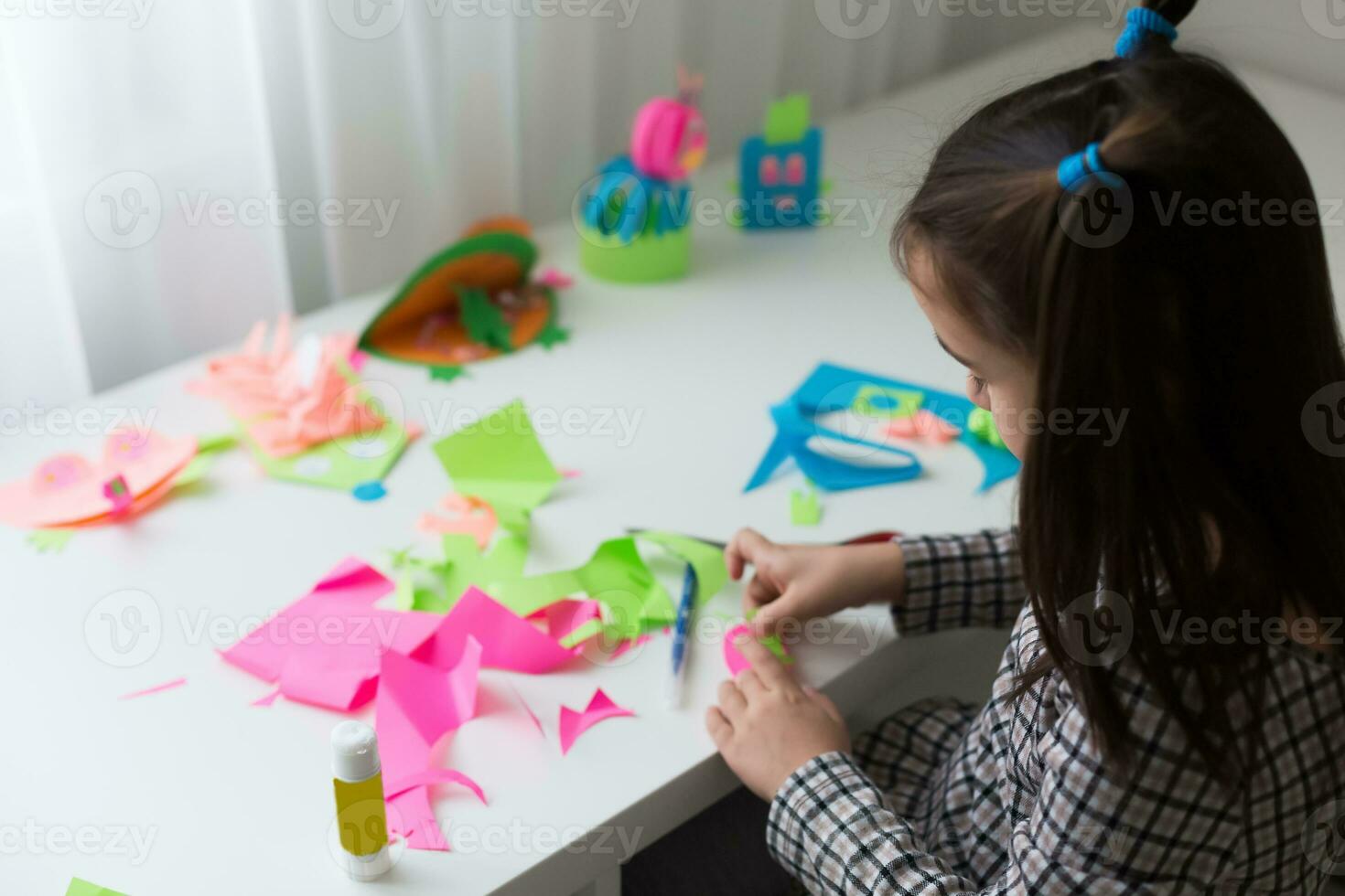 tillfällig inomhus- porträtt av barn flicka med bärbar dator, porträtt av ung barn flicka crafting på Hem foto